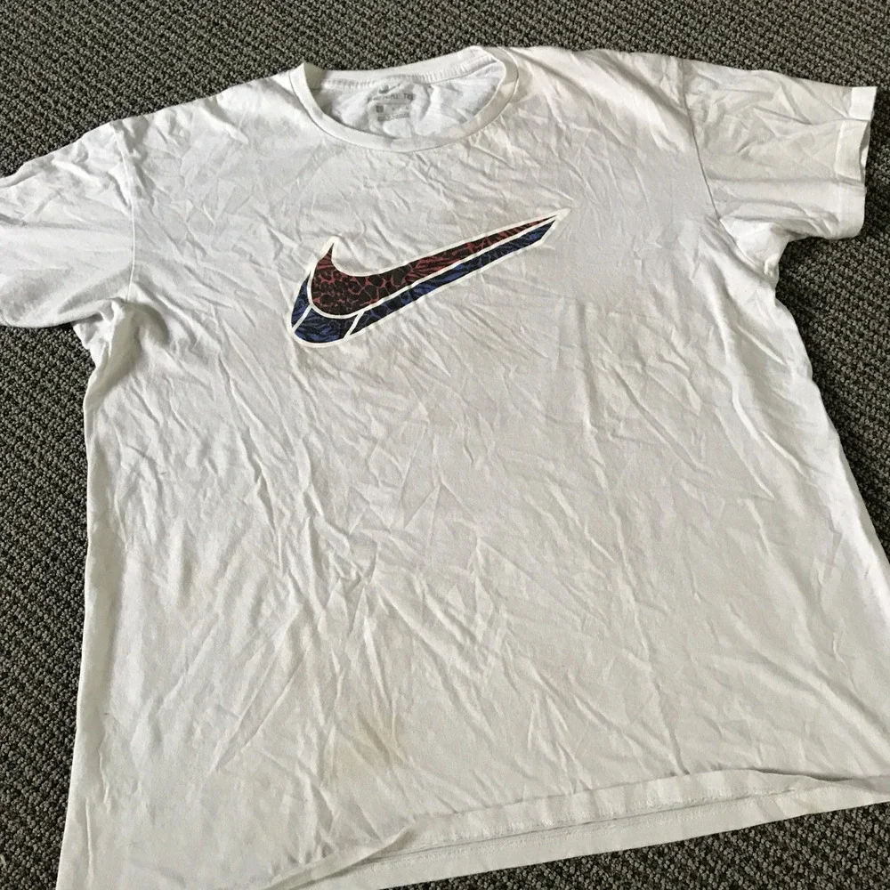 Nike Adult Large White Swoosh Graphic Tee‎